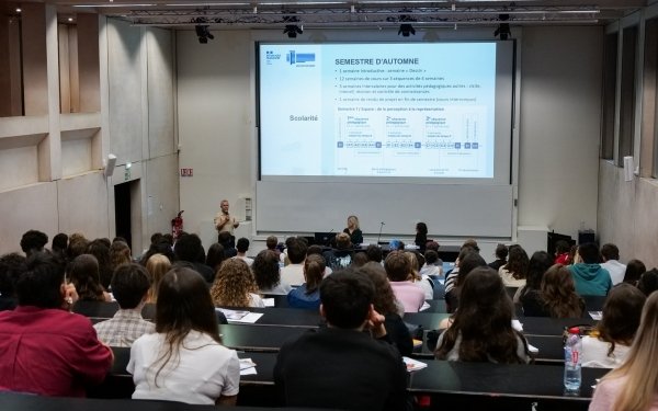 Jour de rentrée pour le cycle Licence à L'Ecole nationale supérieure d'architecture de Nancy. Les étudiants et étudiantes de 1ère année de cycle Licence ont été accueillis par le directrice de l'école Gaëlle Perraudin puis informés de l'organisation pédagogique par le directeur des études Franck Besançon.
Leur formation débute dès cet après-midi avec la semaine de dessin d'architecture où ils apprendront les fondamentaux du dessin d'observation in situ. #enseignementsuperieur #enseignementsup #teamarchi #architecture #étudiants