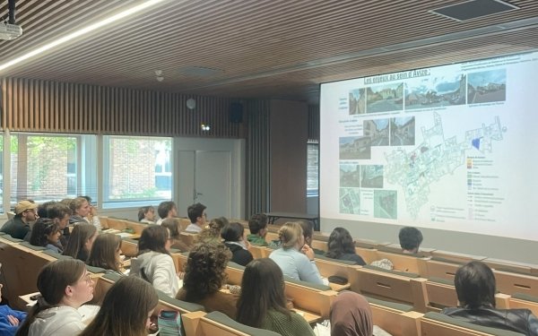 [ENSEIGNEMENT] Dans le cadre de leurs ateliers de projet pour ce semestre, des étudiants de 1ère année de cycle master de l’école nationale supérieure d’architecture de Nancy étudient le devenir du territoire et le renouveau du patrimoine de l’agglomération d’Epernay Agglo Champagne.
Les 29 et 30 septembre, les 32 étudiants et étudiantes et leurs enseignants et enseignantes ont rencontré des acteurs du territoire et des habitants d’Epernay, d’Avize et du Mesnil-sur-Oger, sites d'études de l'exercice. 
L’objectif est de mettre en situation concrète les étudiants en architecture pour analyser le bâti d’un secteur identifié, énoncer un diagnostic et en faire un objet de compréhension du territoire. Dans une démarche interactive avec les habitants et les acteurs du site, les étudiants et étudiantes imagineront le devenir de l’existant et proposeront une esquisse architecturale. Cette initiative est réalisée dans le cadre d’une convention de partenariat pédagogique entre l’école d’architecture de Nancy et l’agglomération d’Epernay Agglo Champagne et une restitution des travaux étudiants sera organisée à la fin du semestre d’enseignement. 
Enseignants encadrants ENSA Nancy :
Antoine Brochard - Maître de conférences Architecture Histoire Patrimoine 
Louise André - Maîtresse de conférences associée Architecture Ville & Territoires 
Agnès Hausermann - Maîtresse de conférences Architecture Ville & Territoires
#Ecoledarchitecture #Teamarchi #architecture #EnseignementSuperieur #patrimoine #territoire #atelierparticipatif #epernay #epernaychampagne