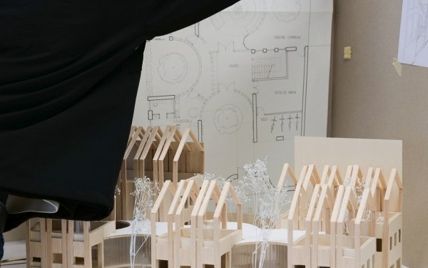 [ENSEIGNEMENT] Vie d'atelier de projet en cycle Licence de l' Ecole Nationale Supérieure d'Architecture de Nancy
➡️ Rendus de projet devant jury pour les étudiants et étudiantes en 2e année de cycle Licence qui ont travaillé sur la thématique Habiter, une expérience intergénérationnelle, individuelle et collective.
 💡Le projet se situe en vieille ville de Nancy, sur une parcelle traversante, entre la rue de Guise et la rue du Petit-Bourgeois. 
Les étudiants étaient sollicités pour concevoir et imbriquer trois logements familiaux, une unité d'habitat intergénérationnel comportant sept studios et des espaces partagés avec des espaces communs.
Equipe pédagogique Anne Schéou et Sylvain Sabau, Barbara Fischer, Laurent Kowalski, Caroline Leloup, Julian Pierre, Rebecca Pierre, Maryline Piquemil et Jules Streiff.
#Teamarchi #architecture #logement #intergeneration #EnseignementSuperieur #atelierdeprojet #nancy #ecolearchinancy #ecolearchi #ecoledarchitecture