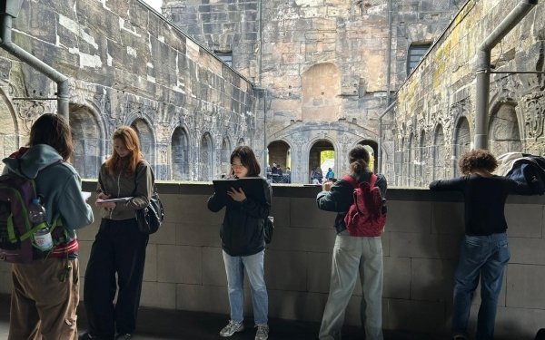[VOYAGE D'ETUDES] Dans le cadre de l’enseignement Histoire de l’architecture (Antiquité – Moyen Âge), les étudiants de 1ère année de cycle Licence de l'Ecole Nationale Supérieure d'Architecture de Nancy ont participé à un voyage d’études à Trèves (Allemagne). Accompagnés de leurs enseignants Jade Berger, Quentin Bureau, Léna Lefranc-Cervo, Pierre Maurer et Mathilde Thiriet, ils ont pu visiter les thermes de Barbara, les thermes impériaux, la basilique de Constantin, la cathédrale, l’église Notre-Dame et la Porta Nigra.
#architecture #Teamarchi #ecolearchinancy #enseignementsuperieur #Patrimoine #histoire #Voyagedétudes