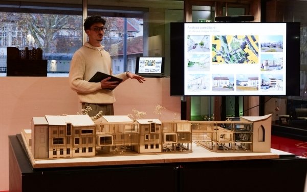 🟡 PRIX DE L'ACADÉMIE DE STANISLAS 2025
Jeudi 20 novembre, le jury de l'Académie de Stanislas a décerné son Prix d'architecture 2025 à 𝗠𝗮𝘁𝘁é𝗼 𝗥𝗼𝗯𝗶𝗻 𝗠𝗶𝗰𝗹𝗼 diplômé de l' Ecole Nationale Supérieure d'Architecture de Nancy (Domaine Architecture Ingénierie Environnement (AIE) - Atelier L'art de bâtir, l'art d'habiter - enseignants : Sébastien Rinckel et Rémi Rouyer) pour son projet de fin d'études intitulé 𝗘𝗻𝘁𝗿𝗲 𝗹𝗲𝘀 𝗺𝘂𝗿𝘀, 𝘀𝘂𝘀𝗽𝗲𝗻𝗱𝗿𝗲 𝗹'𝗵𝗮𝗯𝗶𝘁𝗲𝗿. 𝗦𝗶𝘁𝗲 𝗦𝗮𝗶𝗻𝘁-𝗦𝗮𝘂𝘃𝗲𝘂𝗿, 𝗩𝗲𝗿𝗱𝘂𝗻 (𝟱𝟱)
Dans le cadre d'une convention de partenariat pédagogique entre l'école d'architecture de Nancy et la Communauté d'Agglomération du Grand Verdun.
Comme chaque année, le Prix d'architecture de l'Académie de Stanislas est organisé en partenariat avec Meurthe & Moselle Habitat
💡 En savoir + sur son projet : https://www.nancy.archi.fr/.../prix-de-l-academie-de...
📅 🏅 La remise officielle du Prix aura lieu en janvier lors de la Séance solennelle de remise des prix de l'Académie de Stanislas dans les Grands Salons de l'Hôtel de Ville de #Nancy
#enseignementsuperieur#teamarchi#architecture #ecolearchinancy #partenariat #ecolearchitecture #verdun @culture_gouv 
@villedenancy de Nancy #grandest