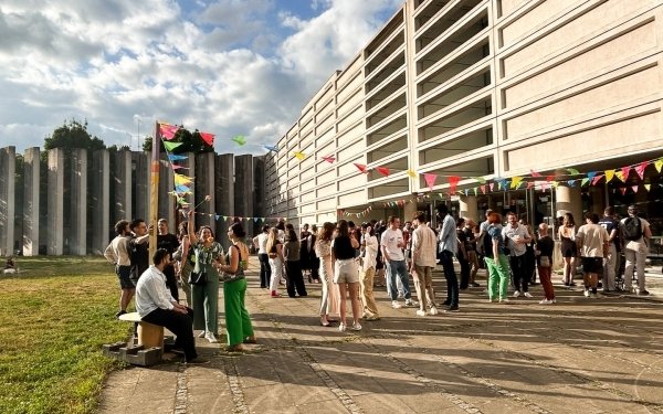 [Soutenances PFE] Clôture des soutenances publiques des projets de fin d'études pour les 86 étudiantes et étudiants de la 2e année du cycle Master de l'école d'architecture de Nancy.

Félicitations à toutes et tous pour cette étape cruciale dans leurs parcours d'études en architecture qui aboutit à l'obtention du diplôme d'état d'architecte conférant le grade de master.

L'école d'architecture les accueillera avec plaisir pour la remise de diplômes et éventuellement pour de prochaines étapes en HMONP ou spécialités post-DEA ou recherche.

@culture_gouv
#archinancy #ecolearchitecture #ecolearchinancy #architecture #enseignement #enseignementsup #enseignementsuperieur #projet #projetarchitecture #formation #teamarchi #jury #PFE