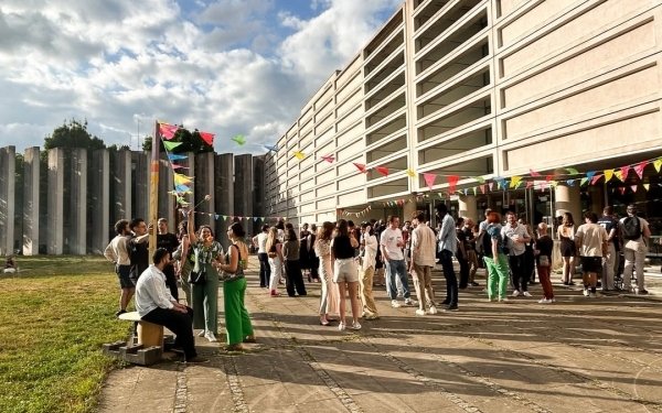 [Soutenances PFE] Clôture des soutenances publiques des projets de fin d'études pour les 86 étudiantes et étudiants de la 2e année du cycle Master de l'école d'architecture de Nancy.

Félicitations à toutes et tous pour cette étape cruciale dans leurs parcours d'études en architecture qui aboutit à l'obtention du diplôme d'état d'architecte conférant le grade de master.

L'école d'architecture les accueillera avec plaisir pour la remise de diplômes et éventuellement pour de prochaines étapes en HMONP ou spécialités post-DEA ou recherche.

@culture_gouv
#archinancy #ecolearchitecture #ecolearchinancy #architecture #enseignement #enseignementsup #enseignementsuperieur #projet #projetarchitecture #formation #teamarchi #jury #PFE