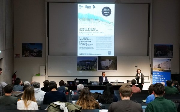 [JOURNEES D'ETUDES ] 𝟮𝟬 𝗮𝗻𝘀 𝗱'𝗮𝘁𝗲𝗹𝗶𝗲𝗿𝘀 𝗛𝗼𝗿𝘀-𝗹𝗲𝘀-𝗠𝘂𝗿𝘀 : 𝘂𝗻𝗲 𝗮𝘃𝗲𝗻𝘁𝘂𝗿𝗲 𝗵𝘂𝗺𝗮𝗶𝗻𝗲 𝗲𝘁 𝗽é𝗱𝗮𝗴𝗼𝗴𝗶𝗾𝘂𝗲 𝘙𝘦𝘱𝘦𝘯𝘴𝘦𝘳 𝘤𝘰𝘭𝘭𝘦𝘤𝘵𝘪𝘷𝘦𝘮𝘦𝘯𝘵 𝘭𝘦 𝘱𝘳𝘰𝘫𝘦𝘵 𝘭𝘰𝘤𝘢𝘭 à 𝘵𝘳𝘢𝘷𝘦𝘳𝘴 𝘶𝘯𝘦 𝘪𝘮𝘮𝘦𝘳𝘴𝘪𝘰𝘯 𝘥𝘢𝘯𝘴 𝘭𝘦𝘴 𝘵𝘦𝘳𝘳𝘪𝘵𝘰𝘪𝘳𝘦𝘴 𝘳𝘶𝘳𝘢𝘶𝘹
En ce moment à l'Ecole nationale supérieure d'architecture de Nancy
Au programme tables rondes, conférence, exposition et débats entre chercheurs, acteurs territoriaux, enseignants et anciens étudiants sur les acquis et les perspectives des expérimentations hors-les-murs. Comment les ateliers deviennent-ils des leviers d'innovation et de transition face aux défis climatiques, écologiques et sociaux ? Comment participent-ils à l'émergence d'un nouveau récit pour les ruralités ?
💡 L'ENSA Nancy, sa Chaire partenariale Nouvelles ruralités – Architecture et milieux vivants et la Fédération des Parcs naturels régionaux de France organisent ces deux journées d'études pour célébrer les 20 ans des ateliers Hors les Murs de l'école qui, depuis 2005, réunissent des équipes d'étudiantes et étudiants issus de disciplines variées et les acteurs locaux (élus, professionnels, habitants…), pour repenser collectivement le projet local à travers une immersion dans les territoires ruraux.
➡️ L'événement est organisé avec le soutien du Plan Culture et Ruralités du Ministère de la Culture.
🔎 https://www.nancy.archi.fr/fr/20anshorslesmurs.html
 Coordination scientifique
Federico Diodato, maître de conférences, ENSA Nancy
Marc Verdier, maître de conférences, ENSA Nancy
Nicolas Sanaa, responsable du pôle aménagement des territoires, Fédération des PNR de France
Bastien Galant, chargé de mission Enseignement supérieur et territoires, Parcs naturels régionaux de France
#Teamarchi #architecture #enseignementsuperieur #ruralité #territoires #Recherche #paysage #transitionécologique #environnement #ecolearchinancy #ecoledarchitecture #ecolearchi