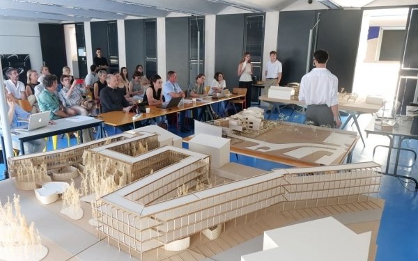 [Soutenances PFE 📢] 2e journée des jurys de projets de fin d'études (PFE) de l’Ecole Nationale Supérieure d'Architecture de Nancy.
Pour cette session de juin, qui se déroule du 24 au 26 juin, 86 étudiants et étudiantes présenteront par ateliers (liés à un domaine d'études) leurs PFE. les soutenances sont publiques.
🔎 Le programme complet des soutenances est consultable sur le site de l'école : https://www.nancy.archi.fr/fr/pfe-juin-2025.html
➡️ mercredi 25 juin / domaine Architecture Ville et Territoires AVT, enseignants responsables Marc Verdier, Florent Clier 
domaine Architecture histoire et Patrimoine – AHP / Transformer, acclimater, réparer/ enseignants responsables : Aurélie Husson, Nicolas Beyret
domaine Architecture Théorie et Critique - ATC / Mutations, enseignante et enseignant responsables :Emeline Curien, Hervé Gaff
domaine Architecture Théorie et Critique - ATC / Domus Lab, enseiignants responsables : Sylvain Sabau, Xavier Le Clerre
domaine Architecture ingénierie et environnement - AIE / Architecture frugale et créative ; enseignante et enseignant responsables : Caroline Leloup, Marc De Fouquet
domaine Architecture ingénierie et environnement - AIE / L'art d'habiter, l'art de bâtir, enseignants responsables : Sébastien Rinckel, Rémy Rouyer
@culture_gouv @ecolearchinancy
#archinancy #ecolearchitecture #ecolearchinancy #architecture #enseignement #enseignementsup #enseignementsuperieur #projet #projetarchitecture #formation #teamarchi #jury #pfe