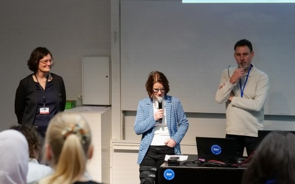 [Recherche] EDUBIM 2025 – Jeudi 27 et vendredi 28 novembre / ENSA Nancy

L’École d’architecture de Nancy a coorganisé et accueilli l’édition 2025 de la rencontre EduBIM, consacrée à l’enseignement et à la recherche autour des usages du numérique dans la construction. Initialement centrée sur le BIM, la conférence s’ouvre désormais à des thématiques émergentes telles que l’intelligence artificielle, l’impact environnemental, la durabilité ou encore les politiques publiques.

Le vendredi après-midi, les participants ont pu prendre part à des ateliers de réalité virtuelle proposés par ATMO Grand Est. La table ronde « Enseignement et numérique », qui clôturait cette seconde journée, était animée par Tommy Messaoudi, enseignant à l’ENSA Nancy et directeur scientifique adjoint du MAP-CRAI, ainsi qu’Aurore Champagne, architecte et enseignante à l’ENSA Versailles.

https://www.nancy.archi.fr/fr/edubim2025.html

@culture_gouv @atmograndest #Teamarchi #architecture #recherche