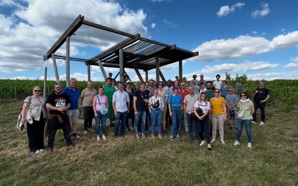 Journée en Champagne pour les équipes de l’école d’architecture de Nancy. 
- visite de la halle de fabrication échelle 1 (utilisée pour le workshop Architecture en Champagne , accueil par Giovanni Pace, architecte et président de l’association, et découverte d’une loge conçue par les étudiants en 2018 chez Champagne Lamiable avec les viticulteurs et Céline Coudrot de Maison De l’Architecture Champagne-Ardenne
- présentation de l’extension du musée du Cloître de Châlons par Antoine Brochard, architecte agence abdpa et enseignant ENSA Nancy 
- visite des caves Joseph Perrier
Un grand merci pour cet accueil en Champagne