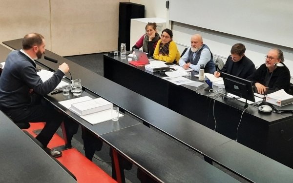 Félicitations à Hugo Steinmetz, doctorant du Laboratoire Histoire Humanités Architecture Contemporanéité (LHAC) à l' Ecole Nationale Supérieure d'Architecture de Nancy (ED Humanités Nouvelles - Fernand Braudel (Université de Lorraine) titulaire désormais de son doctorat après avoir soutenu le 27 novembre sa thèse intitulée :
>>>Les zones à urbaniser par priorité de Lorraine. Ambitions architecturales et politiques sociales d'un urbanisme imposé. 1958-1985 <<<
💡 https://www.nancy.archi.fr/.../soutenance-d-hugo...
#enseignementsuperieur #laboratoire #recherche #architecture #lorraine #teamarchi #ecoledarchitecture Ministère de la Culture