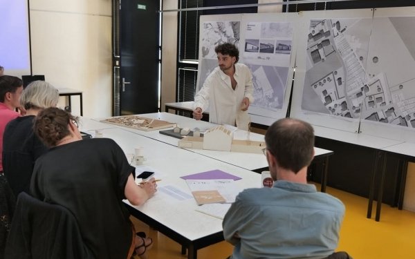 [Soutenances PFE 📢] Première journée des jurys de projets de fin d'études (PFE) de l’Ecole Nationale Supérieure d'Architecture de Nancy.
Pour cette session de juin, qui se déroule du 24 au 26 juin, 86 étudiants et étudiantes présenteront par ateliers (liés à un domaine d'études) leurs PFE. les soutenances sont publiques.
🔎 Le programme complet des soutenances est consultable sur le site de l'école : https://www.nancy.archi.fr/fr/pfe-juin-2025.html
➡️ mardi 24 juin / domaines d’études Architecture histoire et Patrimoine – AHP / Transformer, acclimater, réparer/ enseignante et enseignant responsables : Aurélie Husson, Nicolas Beyret et Architecture Théorie et Critique – ATC / Domus Lab / enseignants responsables : Sylvain Sabau, Xavier Le Clerre
@culture_gouv @ecolearchinancy 
#archinancy #ecolearchitecture #ecolearchinancy #architecture #enseignement #enseignementsup #enseignementsuperieur #projet #projetarchitecture #formation #teamarchi #jury #pfe