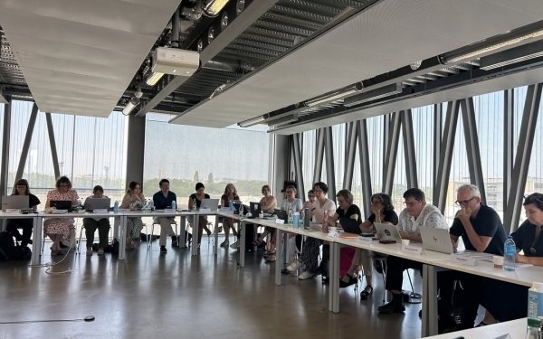 [RELATIONS INTERNATIONALES] Le séminaire de réflexion sur les échanges internationaux des écoles nationales supérieures d'architecture a eu lieu les 19 et 20 juin à @ensastrasbourg en présence des responsables des Relations Internationales des 21 ENSA, d'Amina Sellali, cheffe du bureau de l'enseignement et de la recherche en architecture et de Blandine Crestin Billet, chargée de mission actions internationales des ENSA au Ministère de la Culture, de Marie C. Chamoreau de Campus France et d'Anna Pistenon, ingénieure d'accompagnement des porteurs de projets au sein de l'Agence Agence Erasmus+ France / Education Formation.
Les participants ont échangé sur la stratégie nationale pour l'architecture, les salons et événements internationaux, la filière économique de l'architecture en Europe, les financements en faveur des actions internationales des écoles et enfin, les nouveautés du programme Erasmus.
Les participants ont également eu la chance de visiter la cathédrale de Strasbourg et le séminaire s'est achevé sur la visite du musée du café de l'Aubette.
Perrine Gabriel (Stamm) était présente pour l'Ecole Nationale Supérieure d'Architecture de Nancy.
#enseignementsuperieur #temarchi #architecture #ErasmusPlus #erasmus #etudiant #RelationsInternationales #europe @culture_gouv