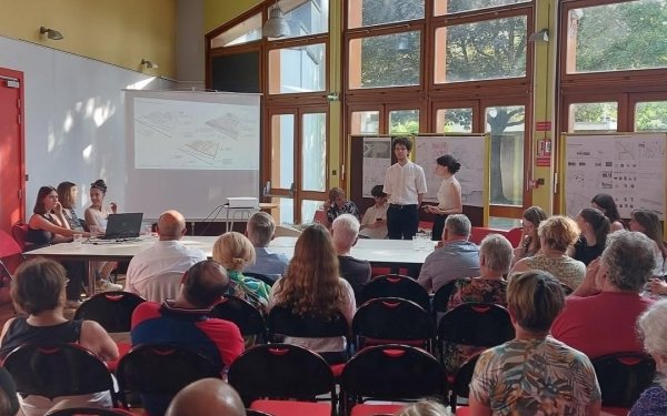 [ENSEIGNEMENT] Les étudiants et étudiantes en 1ère année de cycle master de l'Ecole Nationale Supérieure d'Architecture de Nancy - atelier Ressources, patrimoine, matière à projet (domaine Architecture Histoire et patrimoine -AHP), encadré par Elise Pagel-Prévoteau et Pauline Rabjeau - ont restitué leur travail jeudi 12 juin devant le conseil municipal de Neuves-Maisons et des élus de la communauté de communes de Moselle et Madon.

💡 Ils ont exploré le long du semestre la diversité du patrimoine industriel néodomien et sa capacité de transformation face aux enjeux contemporains. Elus et étudiants ont échangé sur l'histoire, le présent et le devenir de nombreux sites constituant l'identité de Neuves-Maisons : l'ancien carreau de mine du Val de Fer, son école, les anciens abattoirs et ateliers de confection et les cités de Messein, de la Plaine et du Mazot. Ce travail connaîtra une suite en septembre par la mise en place d'une exposition à la mairie.

📰 Un article de l'Est Républicain avait relaté le projet en mars dernier : https://c.estrepublicain.fr/.../de-futurs-architectes...

🖼️ photos : Elise Pagel Prévoteau / ENSA Nancy - Anthony Feltin / Mairie de Neuves-Maisons

#teamarchi #architecture #patrimoine #patrimoineindustriel #enseignementsuperieur #grandest @culture_gouv @departement54