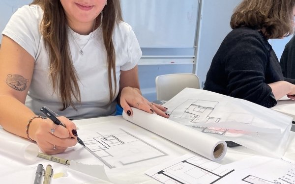 Vie d'atelier de projets en cycle master de l’École Nationale Supérieure d'Architecture de Nancy.

➡️ Atelier Domus Lab - Sobriété foncière, situations architecturales (Domaine ATC) en 2e année de cycle master encadré par Nadège Bagard, Xavier Le Clerre, Sylvain Sabau et journée partagée avec l'atelier "Habiter" de 1re et 2e année de cycle master encadré par Sibylle Pöhler et Thierry REY de l'Ecole nationale supérieure d'Architecture de Strasbourg, Ecole d'architecture

💡 Présentation des thématiques des ateliers puis workshop à l'ENSA Strasbourg. En petits groupes associant des étudiants des deux écoles d'architecture, les étudiants ont tiré au sort un verbe d'action et une pièce, indiquant ainsi un usage. Ils se sont employés à faire évoluer la conception d'un logement de leur projet pour intégrer cette dimension. Des situations parfois classiques - qui poussent à réinterroger l'ordinaire - parfois inattendues - qui obligent à faire bouger les lignes et ouvrent des perspectives renversantes.

🟡 Fin de journée avec Henrik Siebenpfeiffer de Duplex architectes (Zürich), qui a commenté les recherches puis donné une conférence très inspirante sur le rapport entre ville et logement

#teamarchi #architecture #conceptionarchitecturale #logement #zeroartificialisation #grandest #enseignementsuperieur #habitat #transitions #environnement @ensastrasbourg @culture_gouv @duplexarchitekten