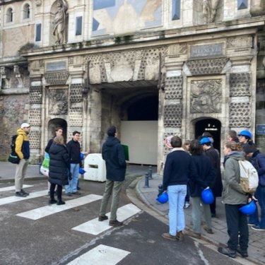[ENSEIGNEMENT] Le 26 novembre, dix-sept étudiants du séminaire de Master « Histoire des théories d’intervention sur le patrimoine » de l'école d'architecture de Nancy (responsable : Lucile Pierron, domaine Architecture, Histoire et Patrimoine) ont eu l’opportunité de visiter la citadelle de Nancy ainsi que le site de l’ancien Rectorat, actuellement en restructuration.

Cette visite, commentée par Vianney Leheup (architecte du patrimoine installé à Metz) et Yannick Romming (architecte HMONP, associé de l’agence nancéienne François Henrion Malgras), a offert aux étudiants un aperçu concret de la richesse et de la complexité des interventions sur l’existant dans un contexte patrimonial.
L'école d'architecture de Nancy remercie l’EPFGE (Etablissement public foncier de Grand Est) pour l’accessibilité au site du rectorat, et Batigère Développement pour la porte de la Citadelle à Nancy
#Teamarchi @culture_gouv