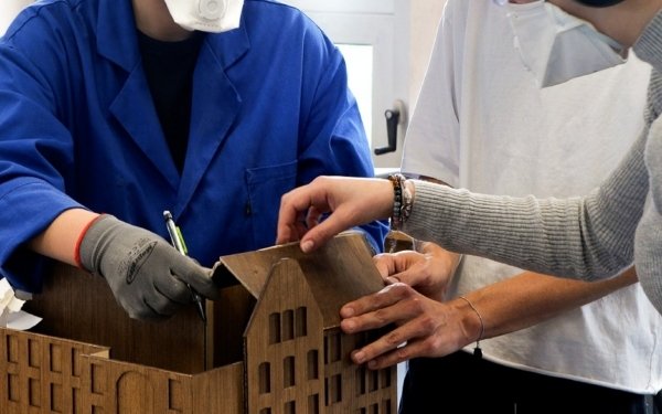 Retour sur l'enseignement Architecture contemporaine : critique et expérimentation encadré par Pierre Pierre Maurer, Anne Scheou et Vianney Leheup à l' Ecole Nationale Supérieure d'Architecture de Nancy en 3e année de cycle licence.

 🪚 📐 🔨 Réalisation des maquettes analytiques en bois d'architectures contemporaines considérées pour l'exercice comme objets d’études, la maquette en étant le projet.
https://www.youtube.com/watch?v=S9HzefncFCc

Visites de site, études, échanges avec les enseignants, fabrication à l'atelier de maquettage SMLXL à l'école, rendus devant le jury...
📌 𝗘𝘅𝗽𝗼𝘀𝗶𝘁𝗶𝗼𝗻 𝗱𝗲𝘀 𝗺𝗮𝗾𝘂𝗲𝘁𝘁𝗲𝘀 𝗯𝗼𝗶𝘀 𝗮̀ 𝗹'𝗲́𝗰𝗼𝗹𝗲 𝗱'𝗮𝗿𝗰𝗵𝗶𝘁𝗲𝗰𝘁𝘂𝗿𝗲 𝗱𝗲 𝗡𝗮𝗻𝗰𝘆 
📅 𝗱𝘂 𝟭𝟱 𝘀𝗲𝗽𝘁𝗲𝗺𝗯𝗿𝗲 𝗮𝘂 𝟭𝟬 𝗼𝗰𝘁𝗼𝗯𝗿𝗲 𝟮𝟬𝟮𝟱
📍 𝟮, 𝗿𝘂𝗲 𝗕𝗮𝘀𝘁𝗶𝗲𝗻-𝗟𝗲 𝗽𝗮𝗴𝗲 𝗮̀ 𝗡𝗮𝗻𝗰𝘆

💡 Temps fort dans leur cursus au sein de l’école, l’exercice proposé à la promotion d’étudiants et étudiantes architectes consiste à produire une maquette analytique d’un édifice existant d’un architecte dont ils ont étudié largement la pratique. Il vise à mettre en exergue les ressorts singuliers d’un édifice. C’est un projet savant d’analyse et de critique. Faire une maquette d’un bâtiment déjà construit place l’édifice comme objet d’étude, la maquette est le projet. Matériaux, échelles, choix des plans de coupe et des angles de vue, couleurs… l’ensemble de leurs choix y fait sens et renvoie à l’impression d’une oeuvre à part entière qui en fait découvrir une autre ou la réinvente. L’objectif de cet enseignement est très lié aux valeurs fondatrices de l’école d’architecture de Nancy, faire dialoguer pratique et théorie, initier les étudiants à une approche scientifique, développer une approche critique aux prises avec les questions disciplinaires et tournées vers le projet.

#teamarchi #architecture #bois #enseignementsuperieur @culture_gouv