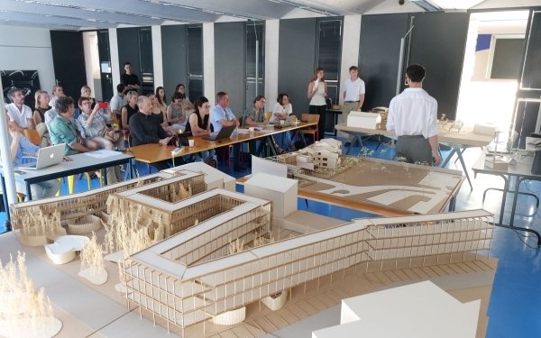 [Soutenances PFE 📢] 2e journée des jurys de projets de fin d'études (PFE) de l’Ecole Nationale Supérieure d'Architecture de Nancy.
Pour cette session de juin, qui se déroule du 24 au 26 juin, 86 étudiants et étudiantes présenteront par ateliers (liés à un domaine d'études) leurs PFE. les soutenances sont publiques.
🔎 Le programme complet des soutenances est consultable sur le site de l'école : https://www.nancy.archi.fr/fr/pfe-juin-2025.html
➡️ mercredi 25 juin / domaine Architecture Ville et Territoires AVT, enseignants responsables Marc Verdier, Florent Clier 
domaine Architecture histoire et Patrimoine – AHP / Transformer, acclimater, réparer/ enseignants responsables : Aurélie Husson, Nicolas Beyret
domaine Architecture Théorie et Critique - ATC / Mutations, enseignante et enseignant responsables :Emeline Curien, Hervé Gaff
domaine Architecture Théorie et Critique - ATC / Domus Lab, enseiignants responsables : Sylvain Sabau, Xavier Le Clerre
domaine Architecture ingénierie et environnement - AIE / Architecture frugale et créative ; enseignante et enseignant responsables : Caroline Leloup, Marc De Fouquet
domaine Architecture ingénierie et environnement - AIE / L'art d'habiter, l'art de bâtir, enseignants responsables : Sébastien Rinckel, Rémy Rouyer
@culture_gouv @ecolearchinancy
#archinancy #ecolearchitecture #ecolearchinancy #architecture #enseignement #enseignementsup #enseignementsuperieur #projet #projetarchitecture #formation #teamarchi #jury #pfe