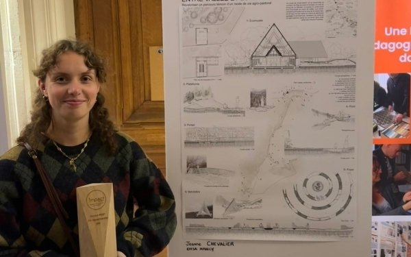 Bravo à Jeanne Chevalier, diplômée de l'école d'architecture de Nancy qui vient de remporter le Prix régional Grand Est du @concoursimpact pour son projet de fin d'études intitulé Entre vallées et estives, revaloriser un parcours témoin d'un mode de vie agro-pastoral.
Projet élaboré dans le cadre de l'atelier du domaine AIE “Architecture Frugale et Créative” encadré par Caroline Leloup et Marc de Fouquet.
Son projet est implanté dans la vallée de Campan, dans le département des Hautes-Pyrénées. L'activité majeure dans la vallée a longtemps été l'activité agro-pastorale. L'évolution de la société, l'émergence d'activités autres que l'agro-pastoralisme, les nouveaux usages, le tourisme ont modifié les modes de vie qui composaient avec le paysage et les ressources disponibles. Par son projet, Jeanne Chevalier souhaite mettre en valeur le patirmoine architectural et paysager de la vallée, sensibiliser le public à l'existence d'un mode de vie passé unique, mémoire d'une activité particulière liée à des savoir-faire complexes.
Comment sensibiliser la population à un patrimoine agro-pastoral architectural
et paysager par le biais d'un projet territorial ?
En quoi la réhabilitation d'un parcours peut permettre de créer un nouvel équilibre au sein de la vallée ?
@ecolearchinancy #ecolearchinancy #enseignementsuperieur #architecture #ruralité #patrimoine #environnement #frugalité #étudiants #hautespyrénées