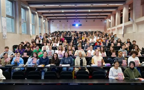 Journée inaugurale le 2 octobre à l' Ecole Nationale Supérieure d'Architecture de Nancy avec @architecte.salimanaji Naji, architecte et docteure en anthropologie, marraine de la nouvelle promotion en 1ère année de cycle Licence. 
Plusieurs séquences ont rythmé toute cette journée de présence où la participation de Salima Naji très généreuse en échanges et partages a été unanimement appréciée :
🟡Un temps d'échanges avec les diplômés inscrits en HMONP sur la profession d'architecte et la pratique architecturale ;
 🟡 Séance de marrainage réservée aux étudiantes et étudiants qui commencent leurs études d'architecture en 1ère année de cycle Licence. Ils ont pu échanger pendant plus d'une heure lui posant des questions sur sa pratique, ses valeurs, son regard. Son livre "𝘈𝘳𝘤𝘩𝘪𝘵𝘦𝘤𝘵𝘶𝘳𝘦 𝘥𝘶 𝘣𝘪𝘦𝘯 𝘤𝘰𝘮𝘮𝘶𝘯. 𝘗𝘰𝘶𝘳 𝘶𝘯𝘦 é𝘵𝘩𝘪𝘲𝘶𝘦 𝘥𝘦 𝘭𝘢 𝘱𝘳é𝘴𝘦𝘳𝘷𝘢𝘵𝘪𝘰𝘯" a été offert par l'école à toute la nouvelle promotion et une séance de dédicaces a suivi.
🟡Une conférence publique intitulée É𝗱𝗶𝗳𝗶𝗲𝗿 𝘂𝗻𝗲 𝗮𝗿𝗰𝗵𝗶𝘁𝗲𝗰𝘁𝘂𝗿𝗲 𝘁𝗲𝗿𝗿𝗲𝘀𝘁𝗿𝗲. 𝗗𝗲 𝗹𝗮 𝗺𝗮𝗶𝗻 à 𝗹𝗮 𝗺𝗮𝘁é𝗿𝗶𝗮𝗹𝗶𝘁é sur sa pratique qui défend une architecture à dimension humaine, innovante et respectueuse des écosystèmes, et dont les enjeux de conservation et de préservation sont centraux, a rassemblé un large public parmi les communautés de l'école et les acteurs de l'architecture du territoire venus nombreux. 
#teamarchi #architecture #enseignementsuperieur #ecoledarchitecture #patrimoine #territoire #architecturevernaculaire