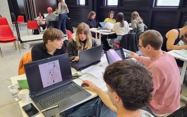 [ENSEIGNEMENT] Depuis lundi, les étudiants et étudiantes de 3e année de cycle licence de l’Ecole Nationale Supérieure d'Architecture de Nancy sont accueillis à #Dijon dans le cadre d'un enseignement consacré à l'architecture située, au patrimoine bâti et à la création architecturale intitulé 𝗦𝗲𝗺𝗮𝗶𝗻𝗲 𝗔𝗿𝗰𝗵𝗶𝘁𝗲𝗰𝘁𝘂𝗿𝗲 𝗲𝘁 𝗣𝗮𝘁𝗿𝗶𝗺𝗼𝗶𝗻𝗲 (SAP). L'intervention dans l'existant paraît désormais une démarche évidente et vitale dans la production architecturale au regard des enjeux cruciaux de la transition écologique. Aujourd'hui encore, l'école d'architecture de Nancy est l'une de celles qui proposent la plus riche maquette pédagogique en matière d'enseignement concernant les interventions dans l'existant. Une spécificité qu'elle nourrit et requestionne pour anticiper les besoins de la profession de demain.
#teamarchi #enseignementsuperieur #architecture #patrimoine