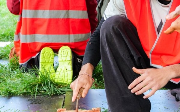 [ENSEIGNEMENT] Semaine construction pour les étudiantes étudiants de 1ère année de cycle Licence de l'école nationale supérieure d'architecture de Nancy. Une semaine d'expérimentation avec plusieurs ateliers de découverte et de transformation de la matière terre crue en matériaux, Des ateliers d'initiation au pisé, à la terre allégée et au torchis sont proposés sous des barnums sur le parvis de l'école tout au long de la semaine. Des adobes (briques de terre crue) seront produites par les étudiants en fin de semaine. Plusieurs temps de présentation en amphi sont programmés lors de cette semaine thématique dont l'une par Amàco avec la participation de Coline Bannelier, architecte formatrice et Vincent Trabaud, architecte chercheur constructeur et l'une intitulée De Terre et de Bois proposé par le collectif Studiolada avec la participation de Xavier Géant, Eléonore Nicolas et Benoît Sindt.

#Teamarchi #architecture #enseignementsuperieur #atelier @atelier_amaco @culture_gouv