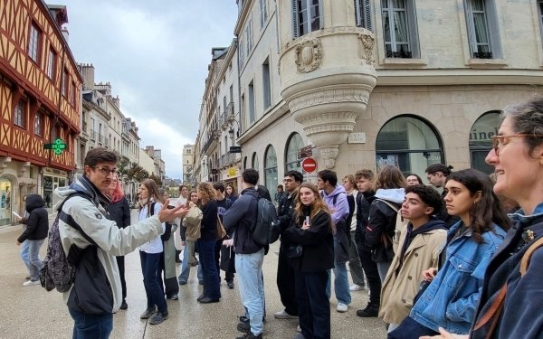 [SAP Dijon]
Depuis lundi, les étudiants de 3e année de cycle Licence de l’ Ecole Nationale Supérieure d'Architecture de Nancy sont en résidence à Dijon et entament une semaine d'études sur 5 sites patrimoniaux pour en imaginer un potentiel devenir dans le cadre de la séquence pédagogique intitulée 𝗦𝗲𝗺𝗮𝗶𝗻𝗲 𝗔𝗿𝗰𝗵𝗶𝘁𝗲𝗰𝘁𝘂𝗿𝗲 𝗲𝘁 𝗣𝗮𝘁𝗿𝗶𝗺𝗼𝗶𝗻𝗲.

A travers une journée de visite, ils ont analysé les formes urbaines, l'histoire, observé son architecture, les paysages urbains et les sites spécifiques en devenir. Durant cette semaine en atelier, ponctuée de conférences et de rencontres, ils vont concentrer leur travail sur un diagnostic, une programmation et les esquisses d'un projet architectural et urbain.

L'architecte Mathieu Berteloot, également enseignant à l'@ensaplille est l'invité de cette édition est donnera une conférence publique mercredi 22 octobre à 19H en salle du conseil de Dijon métropole
+ d'informations : https://www.nancy.archi.fr/fr/sap.html

En partenariat avec la DRAC Bourgogne Franche-Comté, l'Ordre des Architectes Bourgogne-Franche-Comté, la métropole de Dijon, la Ville de Dijon et la Ville de Saint-Appolinaire

@croa.bfc @villededijon @dijonmetropoleofficiel @villedesaintapollinaire #teamarchi #enseignementsupérieur #architecte #architecture #patrimoine #ecolearchinancy