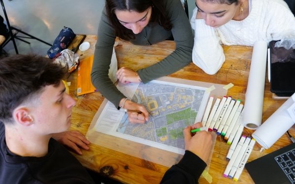 [Enseignement] Autre semaine thématique en ce moment à l' Ecole Nationale Supérieure d'Architecture de Nancy qui concerne les étudiants de 2e année de cycle Licence : 𝗹𝗮 𝘀𝗲𝗺𝗮𝗶𝗻𝗲 𝗔𝗿𝗰𝗵𝗶𝘁𝗲𝗰𝘁𝘂𝗿𝗲 𝗲𝘁 𝘁𝗿𝗮𝗻𝘀𝗶𝘁𝗶𝗼𝗻 é𝗰𝗼𝗹𝗼𝗴𝗶𝗾𝘂𝗲 (𝗦𝗔𝗧𝗘). Organisée depuis 2013, elle a vise à comprendre les contours des enjeux de transition écologique, notamment en lien avec l’aménagement du territoire et l’évolution du cadre bâti. A partir de situations concrètes, et sous le prisme de 5 « filières » (eau, énergie, alimentation, matière, usages), l’objectif de cet atelier exploratoire est d’amener les étudiants à prendre conscience de la complexité des solutions à apporter et des stratégies à développer, dans une approche nécessairement systémique.
Cet enseignement se déroule du 20 au 24 octobre 2025 en partenariat avec la @metropolegrandnancy et le site d'étude est le secteur Plaine Flageul / Marcel Picot de la métropole.
Enseignants responsables : 
Antoine Steck et Marc de Fouquet, architectes et maîtres de Conférences à l’ @ecolearchinancy 
En savoir + : https://blogs.nancy.archi.fr/sate2025/
#teamarchi #enseignementsuperieur #architecture #transitionecologique #environnement @culture_gouv @reseau.ensaeco