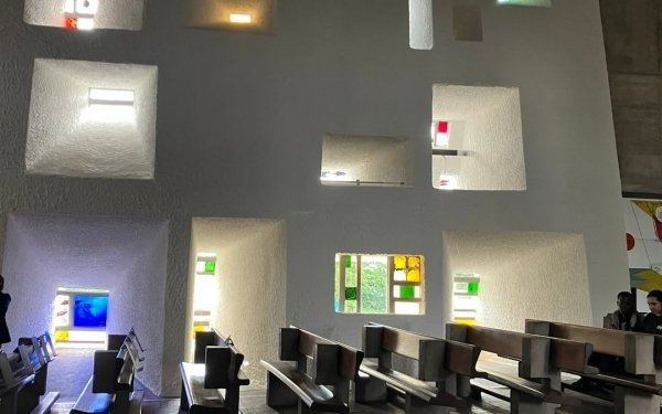 [SEMINAIRE] Du 15 au 17 juin, cinq étudiantes et étudiants de l’Ecole Nationale Supérieure d'Architecture de Nancy et leur enseignant Nicolas Depoutot sont partis à la découverte de la commune multicentrique de hashtag #ronchamp et de l’histoire d’un territoire marqué par la présence de Notre Dame du Haut mais aussi - et surtout- par son passé industriel et minier. 

L'objet de ce déplacement était de participer à un séminaire de préparation d'un atelier programmé en 2026 baptisé Workshop des 3 écoles Ronchamp2026 qui rassemblera étudiants et enseignants des écoles d’architecture du Grand Est (ENSA Nancy, Ecole Nationale Supérieure d'Architecture de Nancy Strasbourg, Ecole d'architecture , INSA Strasbourg). 

Lors de ce séminaire ponctué de rencontres avec les acteurs du territoire, 11 sites ont été particulièrement explorés, 6 seront retenus comme lieux d’action pour le workshop de l’année prochaine, terrain de réflexion concrète mobilisant la culture et les outils d’architectes en formation pour imaginer la construction de l’avenir d’un territoire complexe et riche.

#Teamarchi #architecture #ruralitéi #enseignementsupérieur #workshop #grandest