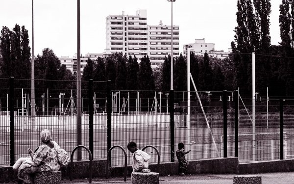 Saison 4 disponible dès maintenant, sur toutes les plateformes !
Promenades ethnologiques en Lorraine est un podcast animé et réalisé par les étudiants en 1ère année de master de l’École Nationale Supérieure d’Architecture de Nancy, dans le cadre du séminaire d’études urbaines.
Pour cette quatrième saison, Leona Gourgeon, Kylian Zimmermann, Lou Morel et Eliott Leroy nous présentent leur enquête de terrain menée en 2025, durant cinq mois, auprès des habitant·es du quartier Étoile, à Vandœuvre-lès-Nancy. À travers cinq épisodes, ils explorent les mémoires, les récits et les transformations d’un territoire en mutation.