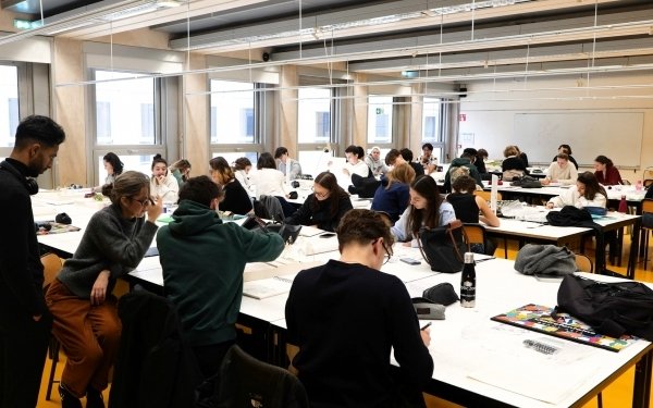[JPO - SAM. 24 JAN. / ENSA Nancy] 📽️ Dans les études d'architecture, le projet architectural est au cœur de la formation, les étudiants y travaillent en ateliers tout au long de leur cursus et convoquent alors tous les enseignements qu'ils suivent tout en développant leur créativité. L'atelier de projet est un lieu d'échanges, de manipulations, d’expérimentations, d’exploration et d’expression.
Les enseignantes Nadège Bagard et Aurélie Husson expliquent à travers cette vidéo aux futurs étudiants et étudiantes comment est organisé l'enseignement du projet à l' Ecole Nationale Supérieure d'Architecture de Nancy : la démarches, l'organisation, les attentes.
Et pour compléter l'info : ➡️ https://www.nancy.archi.fr/fr/enseignement-du-projet.html
📢 pour en parler lors de la journée Portes ouvertes 
📅 Rendez-vous SAM. 24 JAN. de 10h à 17H
📍ENSA Nancy - 2, rue Bastien-Lepage à Nancy
La visite commence déjà ici : 🔎https://www.nancy.archi.fr/fr/jpo.html
#ecolearchinancy #ecoledarchi #architecture #teamarchi #ecoledarchitecture#enseignementsuperieur #parcoursup #postbac #etudiant #jpo
@culture_gouv 
https://youtu.be/CUBYHSxmY3M?si=8ZDIZKq7ySF0Ged5