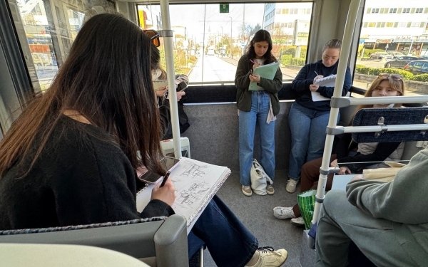 Séance de TD en anthropologie de l'habiter pour les étudiants et étudiantes de 1ère année de cycle Licence de l'école nationale supérieure d'architecture de Nancy encadrés par Romain Rousseaux Perin, Énora Bierel, Épiphanie Rinck, Jacques Scherding.

La séance a consisté à travailler le croquis ethnographique, ou comment représenter le fait social par le dessin.
💡 Longtemps, le croquis a permis aux ethnologues et anthropologues de témoigner et de répertorier leurs découvertes et observations à des fins de documentation, de vulgarisation et de transmission. Dès son apparition, la photographie a peu à peu supplanté le dessin, au gré des progrès techniques et de l’accessibilité du médium. Mais le croquis ethnographique mérite toujours autant d’être considéré.

✏️ Relever une scène du quotidien à l’aide du croquis ethnographique permet en effet d’opérer un certain nombre de choix sur les informations à retenir et analyser : quand la photographie est l’image fixe d’un instant T, le croquis est une collection d’éléments choisis par l’observateur pour les garder en mémoire, et assemblés sur le papier sur un temps plus ou moins long. 

Dénué de toute finalité esthétique, le croquis ethnographique est aussi et surtout un moyen de rendre visible l’invisible : il s’agit par ce biais de dépasser le cadre du visible — l’espace — pour intégrer des éléments de l’ordre du sensible — le social. Le croquis ethnographique appelle donc une certaine habileté visuelle plus que manuelle : il implique une transformation de l’information sociale par des choix spécifiques de représentation graphique.

#Architecture #teamarchi #enseignementsuperieur #anthropologie #ethnographie #representation #dessin