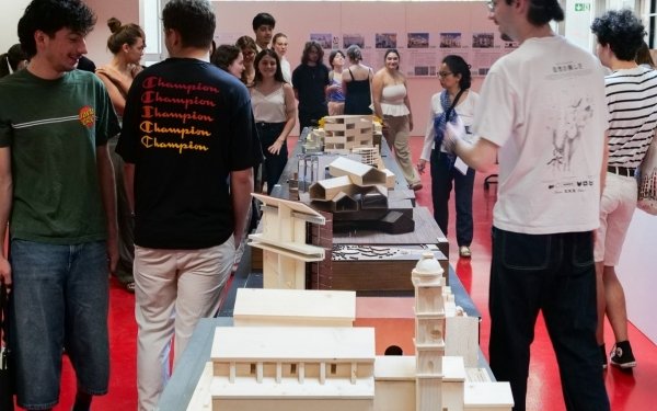 [ENSEIGNEMENT] Retour sur la journée de restitution de l'enseignement Architecture contemporaine : critique et expérimentation encadré par Pierre Maurer, Anne Scheou et Vianney Leheup à l'École Nationale Supérieure d'Architecture de Nancy en 3e année de cycle licence. 

Avec la participation de l'architecte Cyril REMY et carole chambon, en charge de l'atelier de maquettage SMLXL de l'ENSA Nancy.
Réalisation des maquettes analytiques en bois d'architectures contemporaines considérées pour l'exercice comme objets d’études, la maquette en étant le projet.

17 œuvres architecturales contemporaines ont été étudiées par des groupes d'étudiants. Elles sont signées entre autres par par Herzog & de Meuron, Ieoh Ming Pei, Boris Bouchet, Devaux & Devaux, Tolila +Gililand, Cartignies-Canonica, Bernard Quirot entre autres. L'école d'architecture de Nancy signée par Livio Vacchini fait partie des oeuvres étudiées cette année.

📌 Exposition des maquettes bois à l'école d'architecture de Nancy 
📅 du 1er septembre au 14 octobre 2026 et pour les Journées européennes du patrimoine sam. 19 sept.
📍 2, rue Bastien-Lepage à Nancy

#architecture #enseignementsupérieur #exposition #maquette @culture_gouv #teamarchi
