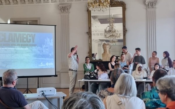 [ENSEIGNEMENT] Retour sur la présentation intermédiaire des projets des étudiantes et étudiants de 1re année de cycle master de l' Ecole Nationale Supérieure d'Architecture de Nancy de l'atelier de projet Transition-Transformation encadré par Anne Schéou, maîtresse de conférences à l'ENSA Nancy. 

Le terrain d'étude pour ce semestre est Clamecy - Petite ville de demain, cité médiévale de Bourgogne Franche-Comté. 
Matinée à la mairie où ils ont exposé leurs projets de revitalisation de la ville devant le maire, Nicolas Bourdoune, des élus locaux et des habitants de la communauté de communes, en présence également d'une architecte du CAUE de la Nièvre et des architectes et paysagistes de ce territoire rural.

Après-midi, à la rencontre des habitants dans le cœur historique de Clamecy pour prolonger les échanges et poursuivre l'engagement des étudiants dans la médiation de leurs projets.
De nombreux représentants institutionnels ont également participé à ce temps fort : Ludovic Perrin, sous-préfet à Clamecy ; Bruno Mengoli architecte urbaniste général de l'État et inspecteur des Patrimoines au ministère de la Culture ; Stéphane Aubertin et gael tournemolle, conseillers du Pôle Architecture et Espaces Protégés au sein de la DRAC Bourgogne Franche-Comté ; Soizik Bechetoille-Kaczorowski, architecte des bâtiments de France UDAP de la Nièvre. 
Atelier en partenarait avec la DRAC Bourgogne-Franche-Comté et organisé dans le cadre du Projet Culture Ruralité du Ministère de la Culture.

Présentation finale des projets, le 25 juin, à l'ENSA Nancy.

#enseignementsupérieur #teamarchi #architecture #atelierdeprojet #ruralite @culture_gouv
