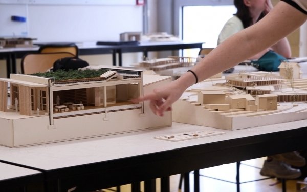 [#𝗝𝗣𝗢 - 𝗦𝗔𝗠. 𝟮𝟰 𝗝𝗔𝗡. / 𝗘𝗡𝗦𝗔 𝗡𝗮𝗻𝗰𝘆] ⏰J-2 Temps fort pour les lycéens, les étudiants et les familles, la journée Portes ouvertes de l'école nationale supérieure d'architecture de Nancy est le meilleur moment pour rencontrer et échanger avec les étudiants et étudiantes de l'école sur la vie étudiante, leur cursus, les enseignements... 
📅 Rendez-vous SAM. 24 JAN. de 10h à 17H
📍ENSA Nancy - 2, rue Bastien-Lepage à Nancy
La visite commence déjà ici : 🔎https://www.nancy.archi.fr/fr/jpo.html
#teamarchi #architecture #enseignementsuperieur #parcoursup #postbac #étudiants #lycéens #jpo #JPO2026