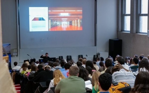 [ATELIER TRANSVERSAL DE PROJET] Pendant une semaine, les étudiantes et étudiants de l’ Ecole Nationale Supérieure d'Architecture de Nancy sont rassemblés en groupes inter-promo pour concevoir leurs projets d'architecture en répondant à un sujet unique dévoilé ce matin en amphi.
📐 Le sujet : le théâtre de projet de cet atelier est l'édifice de l'école signée par l'architecte Livio Vacchini dont on célèbre les 30 ans en 2026 puisque les premiers étudiants en architecture l'ont investi en mars 1996. Parmi tous les temps forts organisés à l'école teintés de cet anniversaire, en voici donc un original dans le cadre de la pédagogie de l'école : un exercice inter-promo qui met à l’épreuve cet édifice majeur du paysage urbain nancéien au caractère architectural marqué et marquant et qui le soumet à de nouvelles programmations. Que pourrait devenir le bâtiment situé rue Bastien-Lepage s'il n'était plus une école ? 8 programmes hybrides sont soumis à la créativité des 400 étudiants et étudiantes. A eux d’imaginer des réponses architecturales pour de nouveaux usages
➡️ A suivre sur : @atp_ensan 
Chaque groupe de 5 à 6 étudiants et étudiantes composé d'au moins un ou une étudiante de chaque promotion (Licence + 1ère année de cycle master) a donc 5 jours pour concevoir son projet d’architecture.
Cet atelier transversal de projet est une expérience de co-formation complétant les autres modes pédagogiques de transmission verticale de maître à élève et d’autoformation indispensable pour les étudiants de l'enseignement supérieur. Encadré par les enseignants Nicolas Depoutot, Cécile Demange et Pierre Maurer, le groupe pilote de cet exercice rassemble également des étudiants de l’école d’architecture de Nancy qui guideront les travaux ponctués de temps de cadrage, d’échanges avec des enseignants, de travail en autonomie, d’affichages, de co-évaluation avant un jury final vendredi 20 mars . Les étudiants autonomes et mis en responsabilité pourront aussi se nourrir de l’expérience, du partage de savoirs et de l’apprentissage des autres étudiants de leur groupe transversal.
#enseignementsuperieur #architecture #teamarchi #Ecoledarchitecture
