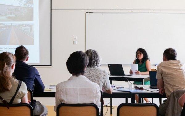 [HMONP] Soutenances HMONP (habilitation à la maîtrise d'oeuvre en nom propre), vendredi 29 mai à l'Ecole Nationale Supérieure d'Architecture de Nancy pour 35 candidats et candidates qui ont exposé leur mémoire devant leurs jurys. Dans chaque jury : des enseignantes et enseignants de l'ENSA Nancy et d'autres écoles d'architecture, des architectes praticiens et des représentants de l'Ordre des architectes.

>> coordinateurs de la formation HMONP à l'ENSA Nancy : Frédérik Ambert et Julien Biganzoli

En partenariat avec la Fédération départementale du BTP de Meurthe-et-Moselle, la journée s'est conclue par la 2e édition du Prix Graphique récompensant la qualité graphique des mémoires des candidats 2025/2026 à l'habilitation à la maîtrise d'oeuvre en nom propre. 3 dotations d'une valeur totale de 1000 € ont été attribuées et les Prix ont été remis par Arnaud TISSERAND, président de la Fédération du BTP de Meurthe-et-Moselle.
Félicitations à : 
 🥇 1er prix : Anaelle Hery
🥈 2e prix : Solène Allain
🥉 3e prix : Richard Barraux

#teamarchi #architecture #enseignementsupérieur #hmonp @culture_gouv