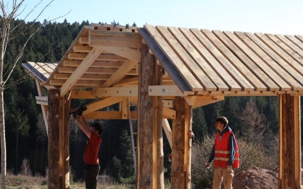 Retour sur une semaine de workshop hors les murs pour les étudiantes et étudiants de l'Ecole Nationale Supérieure d'Architecture de Nancy de 2e année de cycle master du séminaire "Architectures en bois" porté par la Chaire Architecture et Construction Bois du Patrimoine au Numérique et encadré par Victor Fréchard. 

Ils ont pu construire les pavillons conçus depuis septembre sur le site de La Vigotte Lab, en tirant pleinement parti des ressources disponibles sur le site et en apprenant de tous les acteurs de la chaîne de valeur du matériau bois. 
L'ensemble du projet a été mené en partenariat avec les étudiants bûcherons du CFA / CFPPAF de Mirecourt, les étudiants scieurs du Lycee Polyvalent Andre Malraux et les experts de l'entreprise Simpson Strong-Tie, qui ont accompagné les étudiants sur le choix des assemblages et la mise à disposition du matériel. 

Cette semaine de workshop hors les murs, a été l'occasion pour les étudiants de se confronter pour la première fois pour la majorité à la réalité constructive d'une idée conçue. Elle aura également été l'occasion de partager ces expériences pédagogiques de conception - construction à l'échelle 1 avec Julio Aldo Toledo de l'Université Catholique de Santa Fe (Argentine), en déplacement en France invité par la chaire partenariale "Architecture en bois : du patrimoine au numérique". 

#enseignementsuperieur #teamarchi #architecture #constructionbois #recherche #workshop #materiaubois @la_vigotte_lab