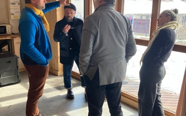 Visite de La Vigotte Lab pour les membres de la direction scientifique de Bosco Colto invités pour un séminaire par l'Ecole Nationale Supérieure d'Architecture de Nancy et la Chaire partenariale Nouvelles ruralités – Architecture et milieux vivants de l'ENSA Nancy dans le cadre du Plan Culture et Ruralités du Ministère de la Culture.

Échanges riches de partage d'expériences et prospectives de mises en réseaux entre ces acteurs des territoires sur de nombreuses thématiques : recherche-action, valorisation des ressources locales, expérimentation, innovation, participation citoyenne...

Avec Antoine Daval, Gaëlle Perraudin, Arthur Poiret, Nicolas Depoutot, Perrine Gabriel, Marco Navarra, Dario Felice Beatrice Fontana
#enseignementsuperieur #teamarchi #architecture #ruralité #recherche #territoiresruraux #environnement @la_vigotte_lab @boscocolto