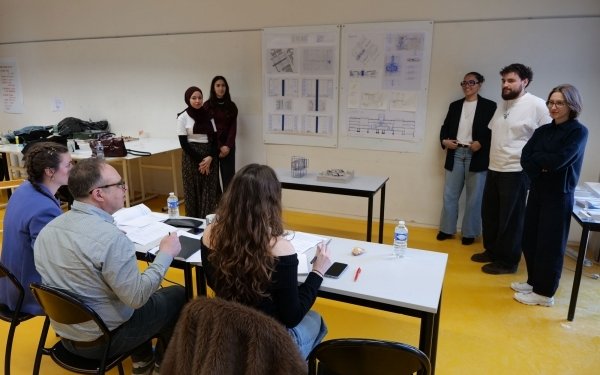 [Atelier transversal de projet / jurys ] Huit jurys découvrent, analysent, critiquent et décortiquent les 65 projets présentés ce vendredi après midi par 400 étudiants et étudiantes de cycles licence et 1ère année de master de l’École nationale supérieure d'architecture de Nancy.
Après 5 jours d'atelier de projet, comment ont-ils réfléchi à un plausible réemploi du bâtiment de Livio Vacchini ? Quelles intentions délivrent-ils aux jurys composés d'un ou une enseignante de l'école, de diplômés anciens étudiants et d'étudiants de 2e année de cycle master ? Temps d'échanges, de critique et de restitution d'une création riche d'apprentissage.
Une exposition sur les vitres coté rue Bastien Lepage donnera à voir la créativité et l'engagement des étudiants pour matérialiser un témoin emblématique de leur projet et de cette expérience collective.
#enseignementsuperieur #teamarchi #architecture
#atelierdeprojet #patrimoine #Ecoledarchitecture