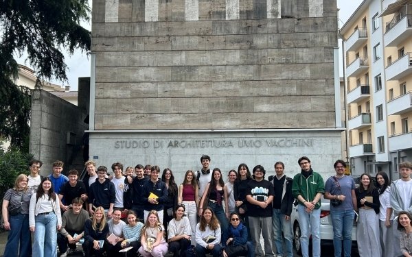 [VOYAGE D'ÉTUDES] Retour sur sur le voyage des étudiants et étudiantes de 2e année de cycle Licence de l'Ecole Nationale Supérieure d'Architecture de Nancy en mai. 

La promotion était répartie en 2 groupes réalisant le même itinéraire en sens inverse pour se retrouver en milieu de semaine dans la ville étape Bergame en Lombardie.
À Génève-Meyrin, Étrembières, Sallanches, Szonzier, Vigevano, Bergame, Locarno et Losone, les 103 étudiants ont visité les édifices et sites qu’ils avaient analysés pendant le semestre sous la forme de fiches composant le guide de voyage. In situ, ils ont réalisé des dessins collectés dans leur carnet de croquis évalué dans le cadre de l'enseignement « Représentation du paysage». Dans le Tessin, ils ont pu découvrir l’école primaire de Locarno et le collège de Losone réalisés par Livio Vacchini, et ont présenté aux élèves et enseignants les maquettes-jeux qu’ils ont réalisés dans l’enseignement de projet «Architecture et édification».

De nombreux partenaires les ont accompagnés en donnant leur point de vue de concepteurs, de maîtres d'ouvrage ou d'usagers, parlant ainsi aux étudiants à voix multiples de l'architecture. Les architectes Philippe Guyard et Marc W. Widmann ont contribué aux visites.
Voyage organisé et encadré par Beatrice Laville, Pierre Maurer, Anne Schéou,
Antoine Steck, Léna Lefranc-Cervo, Marie-Jose Canonica.
#teamarchi #enseignementsupérieur #architecture #voyage @culture_gouv