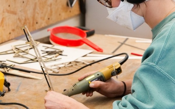 [ENSEIGNEMENT] Les étudiants de 3e année de cycle licence de l’ école nationale supérieure d'architecture de Nancy travaillent en groupes à la réalisation de maquettes en bois dans le cadre de l'enseignement Architecture contemporaine : critique et expérimentation encadré par Pierre Maurer, Anne Schéou et Vianney Leheup.

🪚 📐 🔨 Dernières heures de fabrication au sein de l’atelier de maquettage SMLXL de l’école d’architecture et dans les salles avant une présentation officielle au jury vendredi 28 mai.

💡 Temps fort dans leur cursus au sein de l’école, l’exercice proposé à la promotion d’étudiants et étudiantes architectes consiste à produire une maquette analytique d’un édifice existant d’un architecte dont ils ont étudié largement la pratique. Il vise à mettre en exergue les ressorts singuliers d’un édifice. C’est un projet savant d’analyse et de critique. Faire une maquette d’un bâtiment déjà construit place l’édifice comme objet d’étude, la maquette est le projet . Matériaux, échelles, choix des plans de coupe et des angles de vue, couleurs… l’ensemble de leurs choix y fait sens et renvoie à l’impression d’une oeuvre à part entière qui en fait découvrir une autre ou la réinvente. L’objectif de cet enseignement est très lié aux valeurs fondatrices de l’école d’architecture de Nancy, faire dialoguer pratique et théorie, initier les étudiants à une approche scientifique, développer une approche critique aux prises avec les questions disciplinaires et tournées vers le projet.

A découvrir à l'école, l'exposition des maquettes bois suivra la restitution.

#enseignementsuperieur #teamarchi #architecture #bois #projet #ecolearchinancy #ecolearchitecture #ecolearchi @culture_gouv