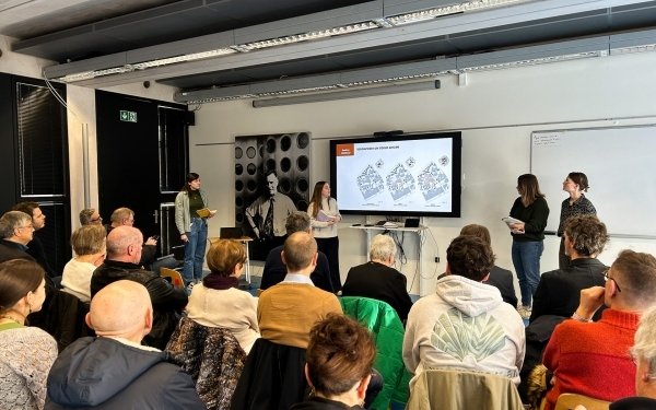 [ENSEIGNEMENT] Des étudiantes et étudiants de 2e année de cycle master de l’Ecole Nationale Supérieure d'Architecture de Nancy ont restitué leurs travaux d’études réalisés sur le 1er semestre dans l'atelier de 𝗽𝗿𝗼𝗷𝗲𝘁 𝗗𝗢𝗠𝗨𝗦 𝗟𝗔𝗕 encadré par les enseignants 𝗡𝗮𝗱è𝗴𝗲 𝗕𝗮𝗴𝗮𝗿𝗱, 𝗫𝗮𝘃𝗶𝗲𝗿 𝗟𝗲 𝗖𝗹𝗲𝗿𝗿𝗲 𝗲𝘁 𝗦𝘆𝗹𝘃𝗮𝗶𝗻 𝗦𝗮𝗯𝗮𝘂.
En présence d'𝗛𝗲𝗿𝘃é 𝗧𝗵𝗶𝗹𝗹𝗮𝗿𝗱, maire de Chavigny, 𝗫𝗮𝘃𝗶𝗲𝗿 𝗕𝗼𝘂𝘀𝘀𝗲𝗿𝘁, maire de Richardménil, 𝗗𝗲𝗻𝗶𝘀 𝗩𝗮𝗹𝗹𝗮𝗻𝗰𝗲, vice président de la Multipole Nancy Sud Lorraine et de la directrice de l'école d'architecture de Nancy 𝗚𝗮ë𝗹𝗹𝗲 𝗣𝗲𝗿𝗿𝗮𝘂𝗱𝗶𝗻, les étudiants et étudiantes ont eu un temps de présentation et d'échanges avec des élus et acteurs du territoire pour expliciter leurs propositions architecturales.
Pendant plusieurs mois, les étudiants avaient implanté leur atelier de projet en immersion à Chavigny et Richardménil en Meurthe-et-Moselle pour interroger leur modèle de développement sous le prisme de la sobriété foncière dans l’habitat. 
Rencontres et échanges avec les acteurs et les habitants ont été au coeur du dispositif. Les travaux ont porté sur trois situations révélatrices des problématiques auxquelles sont confrontées les communes périurbaines. A partir du cas concret d'un îlot délabré, d'une friche scolaire et d'un terrain complexe, les étudiants ont tenté de saisir ce qui se joue in situ et travaillé par le projet architectural à ouvrir le champ des possibles.
L'atelier s'est appuyé sur un partenariat avec la 𝗠𝘂𝗹𝘁𝗶𝗽𝗼𝗹𝗲 𝗡𝗮𝗻𝗰𝘆 𝗦𝘂𝗱 𝗟𝗼𝗿𝗿𝗮𝗶𝗻𝗲.
Pour retrouver les projets des étudiants ➡️ @domus_lab_ 
💡https://www.nancy.archi.fr/fr/domuslab-2025-2026.html
#architecture #Teamarchi #enseignementsuperieur #habitat #territoire #FONCIER #periurbain