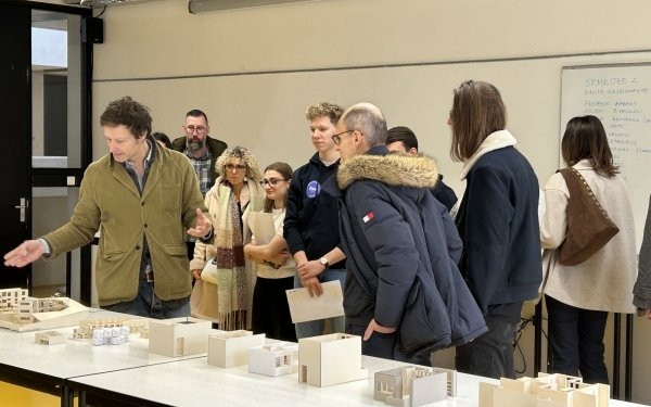 #JPO] Aujourd’hui jusqu’à 17h, on vous attend à l’ Ecole Nationale Supérieure d'Architecture de Nancy pour les Portes Ouvertes. 
De nombreux visiteurs déjà ce matin accueillis par les communautés de l'école. Prochaine conférence à 14h00. Et visites, expos, infos en continu pour mieux connaître les études d’architecture.
#parcoursup #architecture 
 #jpo #enseignementsup #teamarchi #ecolearchinancy @culture_gouv