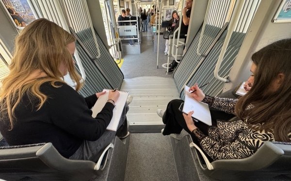 [ENSEIGNEMENT] Séance de TD en anthropologie de l'habiter pour les étudiants et étudiantes de 1ère année de cycle Licence de l'école nationale supérieure d'architecture de Nancy encadrés par Romain Rousseaux Perin, Énora Bierel, Épiphanie Rinck, Jacques Scherding.
La séance a consisté à travailler le croquis ethnographique, ou comment représenter le fait social par le dessin.
💡 Longtemps, le croquis a permis aux ethnologues et anthropologues de témoigner et de répertorier leurs découvertes et observations à des fins de documentation, de vulgarisation et de transmission. Dès son apparition, la photographie a peu à peu supplanté le dessin, au gré des progrès techniques et de l’accessibilité du médium. Mais le croquis ethnographique mérite toujours autant d’être considéré.
✏️ Relever une scène du quotidien à l’aide du croquis ethnographique permet en effet d’opérer un certain nombre de choix sur les informations à retenir et analyser : quand la photographie est l’image fixe d’un instant T, le croquis est une collection d’éléments choisis par l’observateur pour les garder en mémoire, et assemblés sur le papier sur un temps plus ou moins long. 
Dénué de toute finalité esthétique, le croquis ethnographique est aussi et surtout un moyen de rendre visible l’invisible : il s’agit par ce biais de dépasser le cadre du visible — l’espace — pour intégrer des éléments de l’ordre du sensible — le social. Le croquis ethnographique appelle donc une certaine habileté visuelle plus que manuelle : il implique une transformation de l’information sociale par des choix spécifiques de représentation graphique.
#Architecture #teamarchi #enseignementsuperieur #anthropologie #ethnographie #representation #dessin