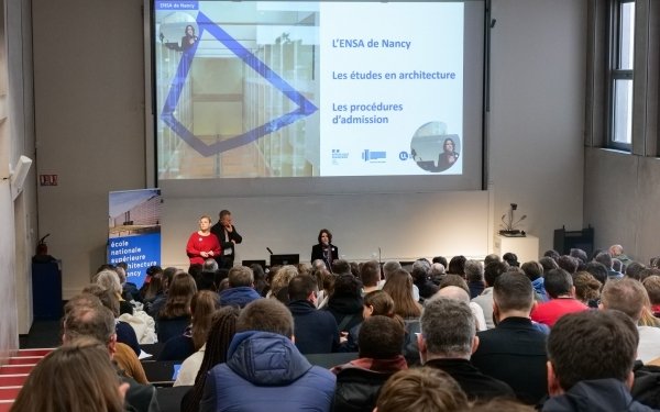 [JPO] 💡J-5 avant la 𝐣𝐨𝐮𝐫𝐧𝐞𝐞 𝐩𝐨𝐫𝐭𝐞𝐬 𝐨𝐮𝐯𝐞𝐫𝐭𝐞𝐬 𝐝𝐞 𝐥'𝐞𝐜𝐨𝐥𝐞 𝐧𝐚𝐭𝐢𝐨𝐧𝐚𝐥𝐞 𝐬𝐮𝐩𝐞𝐫𝐢𝐞𝐮𝐫𝐞 𝐝'𝐚𝐫𝐜𝐡𝐢𝐭𝐞𝐜𝐭𝐮𝐫𝐞 𝐝𝐞 𝐍𝐚𝐧𝐜𝐲 𝐬𝐚𝐦𝐞𝐝𝐢 𝟐𝟒 𝐣𝐚𝐧𝐯𝐢𝐞𝐫 𝗱𝗲 𝟭𝟬𝗛 𝐚 𝟭𝟳𝗛 
Toutes les communautés de l'école seront présentes pour vous accueillir, vous informer et vous accompagner tout au long de la journée :
https://www.nancy.archi.fr/fr/jpo.html
📢 CONFÉRENCE - 2 sessions 10H15 et 14H
Ne manquez pas notre conférence sur le cursus des études d'architecture, les procédures d'admission et la vie étudiante
🔎VISITES
Des dizaines d'étudiants vous guideront dans l'école pour découvrir les expositions, échanger sur le cursus et la vie étudiante, et comprendre l'édifice signé par Livio Vacchini, labellisé architecture contemporaine remarquable.
📐🖼 EXPOSITIONS Toutes les salles de l'école présenteront les expositions des productions étudiantes de chaque année du cursus d'études d'architecture : dessins, maquettes, mémoires, photos, planches de présentations
#teamarchi #architecture #ecoledarchi #enseignementsuperieur #parcoursup #postbac #étudiants #lycéens #JPO #JPO2026 #grandest @villedenancy @metropolegrandnancy @culture_gouv @culture.grandest @croa.bfc @laregiongrandest @regionbourgognefranchecomte @maisonarchilor @maison.architecture.ca