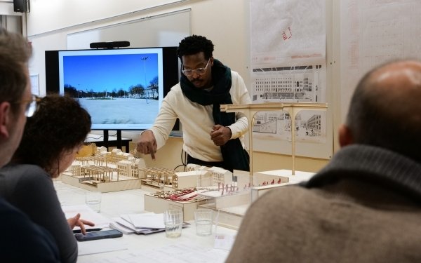 [SOUTENANCES PFE] Retour en images sur les soutenances des Projets de Fin d'Etudes d'automne de l'atelier « Architecture des lieux, lieux d'architecture » encadré par Nicolas Depoutot, architecte, maître de conférences à l'école d'architecture de Nancy et Romain Crozetière, architecte et maître de conférence associé. 13 étudiants ont ainsi clôturé leur cursus en présentant leurs PFE devant jury après leur semestre d'atelier de projet.
#teamarchi #architecture #enseignementsuperieur