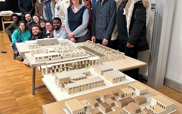 [MASTER] Focus sur le rendu de projets de fin de semestre des étudiants qui suivent le Parcours « Architecture Bois Construction » du Master « Génie civil » de l’ @univlorraine, co-habilitée par l’ Ecole Nationale Supérieure d’Architecture de Nancy le Nationale Supérieure d’Architecture de Nancy et l’ @enstib_communication , Ecole Nationale Supérieure des Technologies et Industries du Bois.
Encadrés par Caroline Simon et François Lecompte, les étudiants et étudiantes ont présenté 6 projets sur le devenir de la Grande Halle Octroi Nancy.
#constructionbois #architecture #enseignementsuperieur #grandest #bois #teamarchi @culture_gouv @octroi.nancy