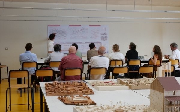 [Soutenances PFE 📢] Première journée des jurys de projets de fin d'études (PFE) de l’Ecole Nationale Supérieure d'Architecture de Nancy. 
Pour cette session du 30 juin au 2 juillet, 86 étudiants et étudiantes présentent leurs projets aux jurys de 6 ateliers. Les soutenances sont publiques.
🔎 Le programme complet des soutenances est consultable sur le site de l'école : https://www.nancy.archi.fr/fr/pfe-2026.html
➡️Atelier Architecture Villes et Territoires - AVT (Marc Verdier, Agnes Hausermann) - Atelier Architecture Histoire et Patrimoine - AHP - Transformer, acclimater, réparer (Aurélie Husson, Nicolas Beyret) - Atelier Architecture Théorie et Critique - ATC Mutations (Emeline Curien, Hervé Gaff) - Atelier Architecture Théorie et Critique - ATC
Domus Lab (Sylvain Sabau, Xavier Le Clerre) - Atelier Architecture Ingénierie et Environnement - AIE Architecture frugale et créative (Caroline Leloup, Marc De Fouquet) - Atelier Architecture Ingénierie et Environnement - AIE L'art d'habiter, l'art de bâtir (Sébastien Rinckel, Rémi Rouyer)
@culture_gouv @ecolearchinancy 
#archinancy #ecolearchitecture #ecolearchinancy #architecture #enseignement #enseignementsup #enseignementsuperieur #projet #projetarchitecture #formation #teamarchi #jury #PFE