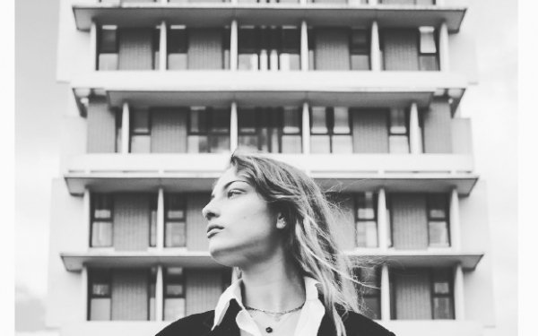 Pour le bicentenaire de la photographie, la maison de l’architecture de Lorraine
invite @louise.hebrard à poser son regard sur la ville et ses habitants et
à fabriquer une scénographie pour nous raconter une histoire.

🧑🏽‍🎓 Tu es étudiant.e à l’école d’architecture, d’art et de Design ou à Condé ?
Louise te propose d’imaginer une scénographie à la Galerie 9 pour présenter son travail mais pas que …

🗓️ du 13 avril au 1er juin 2026

🏗️ En accord avec ton emploi du temps, tu participeras à l’élaboration de l’exposition puis à la médiation 
Cette participation peut-être réalisée dans le cadre d'un stage ou d'un engagement citoyen.

🎨 La galerie sera ouverte du mercredi au vendredi de 14h à 18h et le samedi de 15h à 19h.

contact: contact@maisondelarchi-lorraine.com