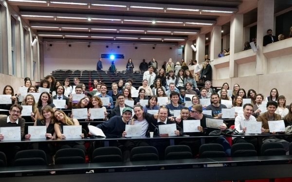 La cérémonie de remise des diplômes de l'Ecole Nationale Supérieure d'Architecture de Nancy s'est tenue vendredi 13 mars pour célébrer la promotion 2025 ayant obtenu le diplôme d'État d'architecte (DEA) ou l'habilitation à l'exercice de la maîtrise d'oeuvre en son nom propre (HMONP). 

119 diplômés et diplômées ont été mis à l'honneur et félicités par la directrice Gaëlle Perraudin, la présidente du CA Francine Aubry-Bégin, les enseignants et les personnels de l'école devant une assemblée de familles et d'amis.
Un focus sur la recherche à l'école d'architecture de Nancy a clôturé la cérémonie en présence d'Helene Boulanger, présidente de l' Université de Lorraine avec la présentation des thèses de doctorat de l'année 2025 par Cécile Fries, codirectrice du Laboratoire Histoire Humanités Architecture Contemporanéité (LHAC). 

Etaient présents également pour remettre les diplômes : Isabelle Chardonnier, directrice de la DRAC Grand Est, Béatrice Agamenonne, directrice de Cerema Grand Est, François Liermann, président de l'Ordre des Architectes du Grand Est, Sylvain Lizon, directeur de l'ENSAD Nancy, Arnaud Tisserand, président de la FFB 54, Héloïse Roy, diplômée de El'école d'architecture de Nancy, lauréate Palmarès Palpite 2024
#teamarchi #architecture #enseignementsuperieur #diplômes #grandest