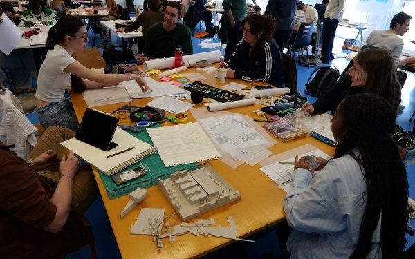 [ENSEIGNEMENT] Atelier transversal de projets @atp_ensan / J-1 avant les jurys, les étudiants et étudiantes travaillent sur leurs projets. Les maquettes se précisent, les croquis, dessins et perspectives finales se multiplient, laissant entrevoir des partis pris forts pour les réponses architecturales.
Demain après-midi, 8 jurys, composés chacun d’un ou une étudiante de 2e année de master, d’un ou une enseignante de l’école d’architecture de Nancy et d’un ou une jeune architecte évalueront, l’ensemble des 65 projets à partir de 14H. Vingt minutes par groupe !
#ecoledarchitecture #Teamarchi #enseignementsuperieur #projet #architecture 
📐 Le sujet : le théâtre de projet de cet atelier est l'édifice de l'école signée par l'architecte Livio Vacchini dont on célèbre les 30 ans en 2026 puisque les premiers étudiants en architecture l'ont investi en mars 1996. Parmi tous les temps forts organisés à l'école teintés de cet anniversaire, en voici donc un original dans le cadre de la pédagogie de l'école : un exercice inter-promo qui met à l’épreuve cet édifice majeur du paysage urbain nancéien au caractère architectural marqué et marquant et qui le soumet à de nouvelles programmations. Que pourrait devenir le bâtiment situé rue Bastien-Lepage s'il n'était plus une école ? 8 programmes hybrides sont soumis à la créativité des 400 étudiants et étudiantes. A eux d’imaginer des réponses architecturales pour de nouveaux usages