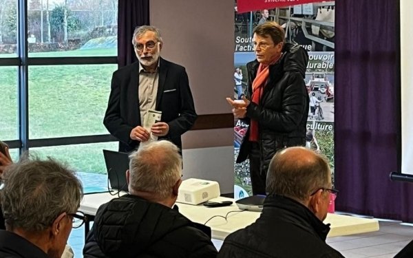 [ENSEIGNEMENT] Retour dans le pays de Caux en février dernier à la rencontre des acteurs du territoire pour quelques anciens étudiants de l' école nationale supérieure d'architecture de Nancy qui avaient participé en 2024/2025 à l'atelier de projet hors les murs « Ruralités en action ! » du domaine Architecture Ville et Territoire encadré par Federico Diodato, maître de conférences à l'ENSA Nancy. Cet atelier a rassemblé également des étudiants de l' @ensaia_nancy encadrés par Agnès Fournier.
Depuis 2005, les ateliers hors les murs de l'ENSA Nancy réunissent des équipes d'étudiantes et étudiants issus de disciplines variées et les acteurs locaux (élus, professionnels, habitants…), pour repenser collectivement le projet local à travers une immersion dans les territoires ruraux. 
Les travaux des étudiants de l'édition 2024/2025 réalisée en partenariat avec @pnr_boucles_seine_normande sont présentés dans le hors-série de la Revue Études normandes intitulé « Quel futur pour les villages du Pays de Caux ? ».
https://www.etudesnormandes.fr/.../ETUDES-NORMANDES-HS2.pdf
La rencontre était organisée par le PNR des Boucles de la Seine Normande en présence de son président Jacques Charron, ainsi que Bastien Galant, représentant de la Fédération des Parcs naturels régionaux, et Gérard Granier, président d’Études Normandes.
Elle a été l’occasion d’échanger avec Didier Terrier, conseiller départemental, président de la CCYN et maire d’Allouville-Bellefosse, Louis Eudier, maire de Bois-Himont, Gilles Amat, maire de Saint-Nicolas-de-la-Haie, Gilles Duval, maire de Saint-Aubin-de-Crétot, ainsi que Martine Collignon, première adjointe à Saint-Gilles #teamarchi #architecture #ruralité #territoiresruraux #projeturbain #enseignementsuperieur